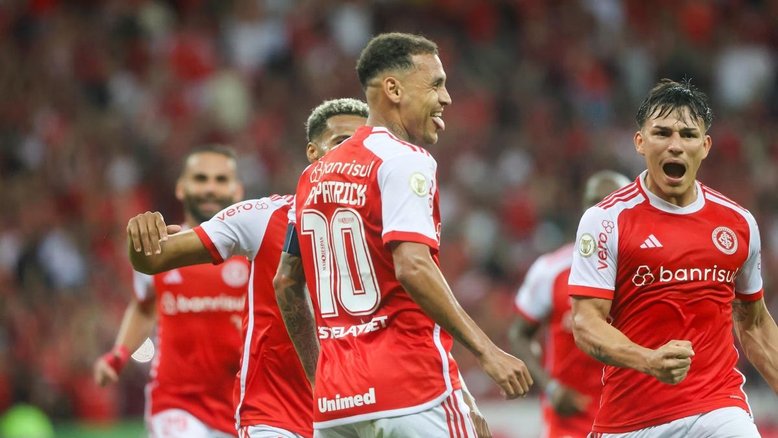 Internacional bate o Vitória e completa oito jogos sem perder no Brasileirão