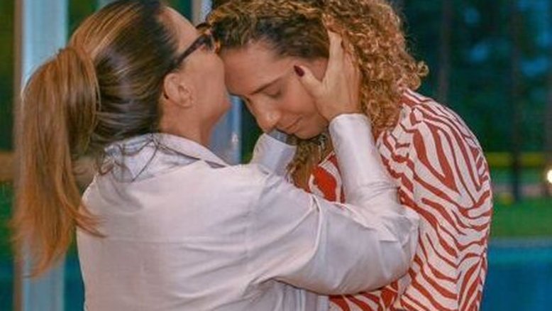 Janja beijando a testa da ministra de Igualdade Racial, Anielle Franco