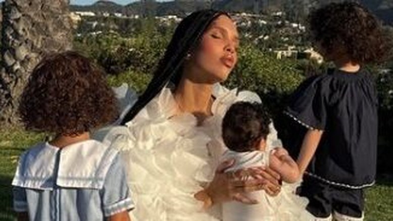 A influenciadora americana Nara Smith faz parte da crescente tendência no TikTok tradwife, abreviação em inglês para 'esposa tradicional'.