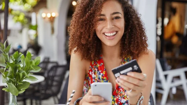 Mulher efetua pagamento pelo celular
