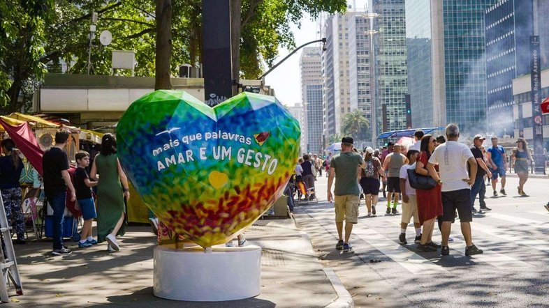 Inspirado por crianças, NINHO leva seu coração da Art of Love para a Avenida Paulista