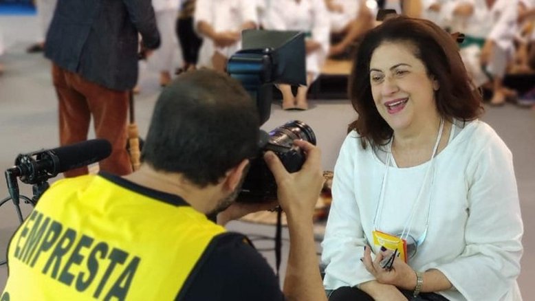 O fotógrafo Thiago Bugallo durante a intervenção artística 'Empresta o Seu Sorriso?'