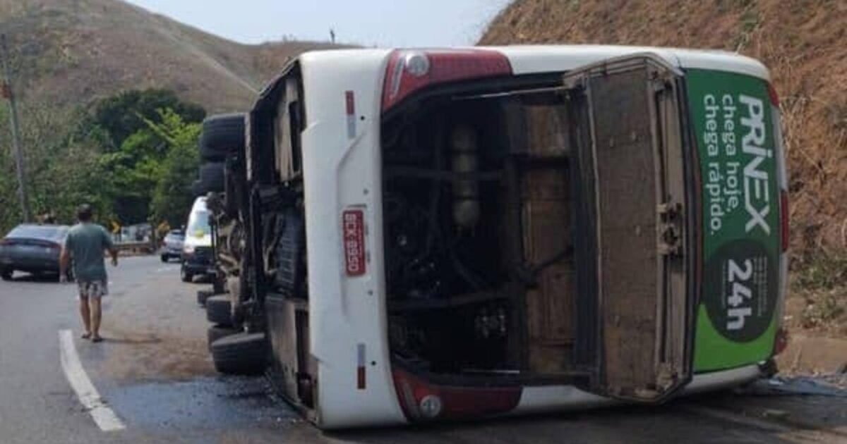Ônibus tomba e deixa três mortos