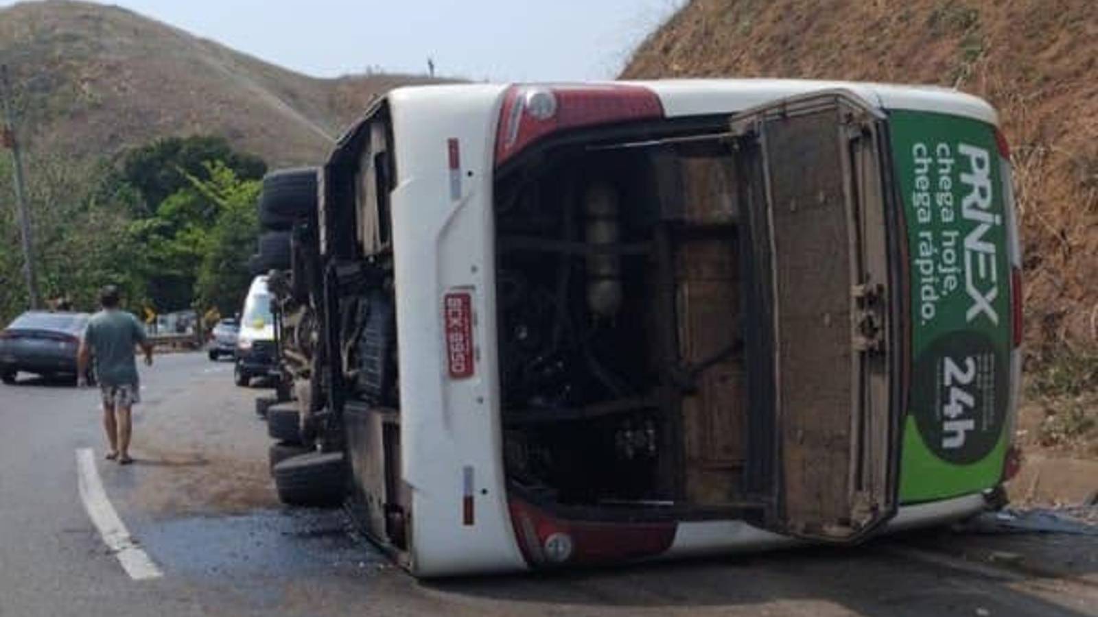 Ônibus de turismo tombou na pista