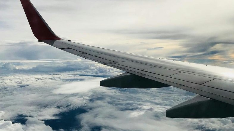 Projeto de lei obriga médicos a se identificarem em caso de emergência em voos; entenda