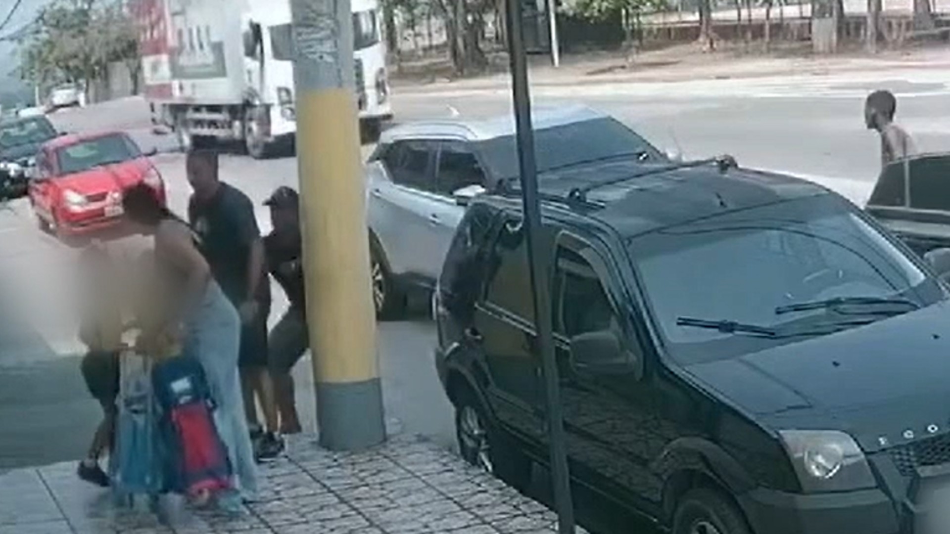 Vídeo: PM é baleado após deixar filhos na escola no Rio