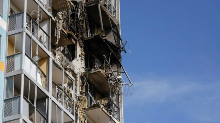 Prédio residencial danificado por suposto ataque ucraniano com drones em Ramenskoye, na região de Moscou