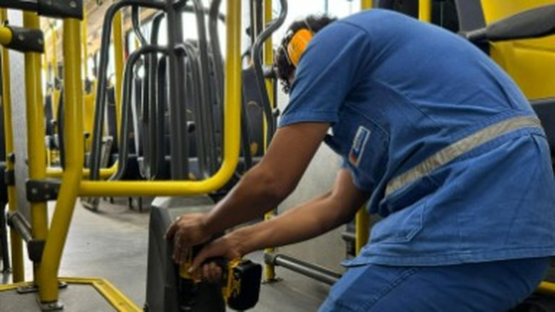 Profissional da Prefeitura de Caucaia retira catraca de ônibus