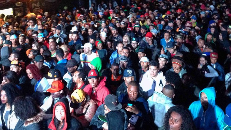 Público na Festa 100% Favela + Mulher