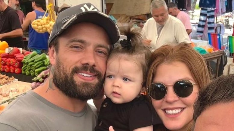 Rafael Cardoso com a namorada, Carol Ferraz, e a filha caçula