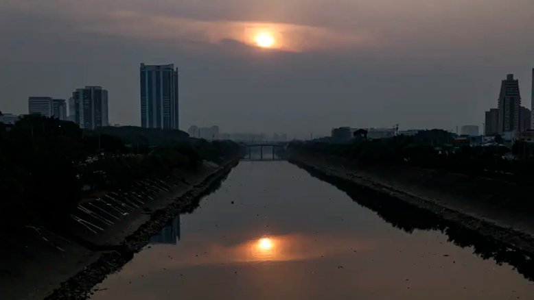 Poluição na cidade de São Paulo vista desde o Rio Tietê