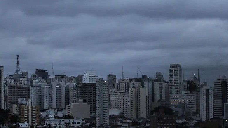 Semana começa com chuva de fraca intensidade e temperaturas amenas em São Paulo