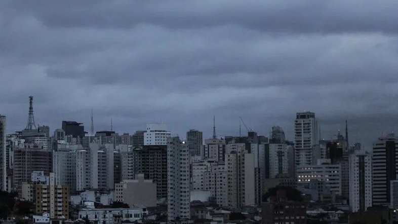 Semana começa com chuva de fraca intensidade e temperaturas amenas em São Paulo