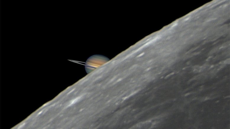 Há momentos em que Saturno parece desaparecer do céu, quando a nossa Lua passa em sua frente. Esse fenômeno, chamado de ocultação, foi visível ao longo de uma longa faixa, na Terra, que cobriu o território do Peru, cruzou o Oceano Atlântico e chegou até a Itália, no final do mês passado. A imagem acima é uma fusão digital dos registros capturados durante o evento. As exposições foram todas tiradas em Breda, Catalunha, na Espanha, pouco antes da ocultação. Futuras ocultações de Saturno pela nossa Lua ocorrerão, todos os meses, até o final deste ano