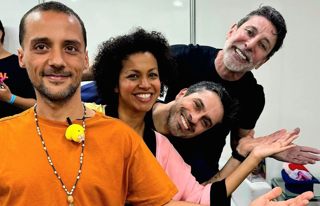 'Castelo Rá-Tim-Bum': protagonistas recriam foto 30 anos depois; confira 4 'Castelo Rá-Tim-Bum': protagonistas recriam foto 30 anos depois; confira