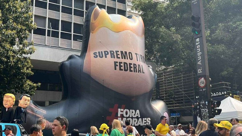 Manifestantes pedem impeachment do ministro Alexandre de Moraes, do STF, na avenida Paulista | João Vitor Revedilho/IstoÉ