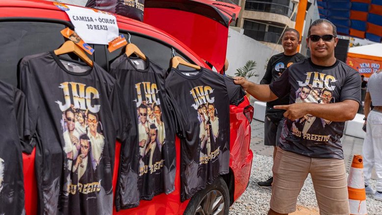 Souvenirs de candidatos invadem lojas e camelôs