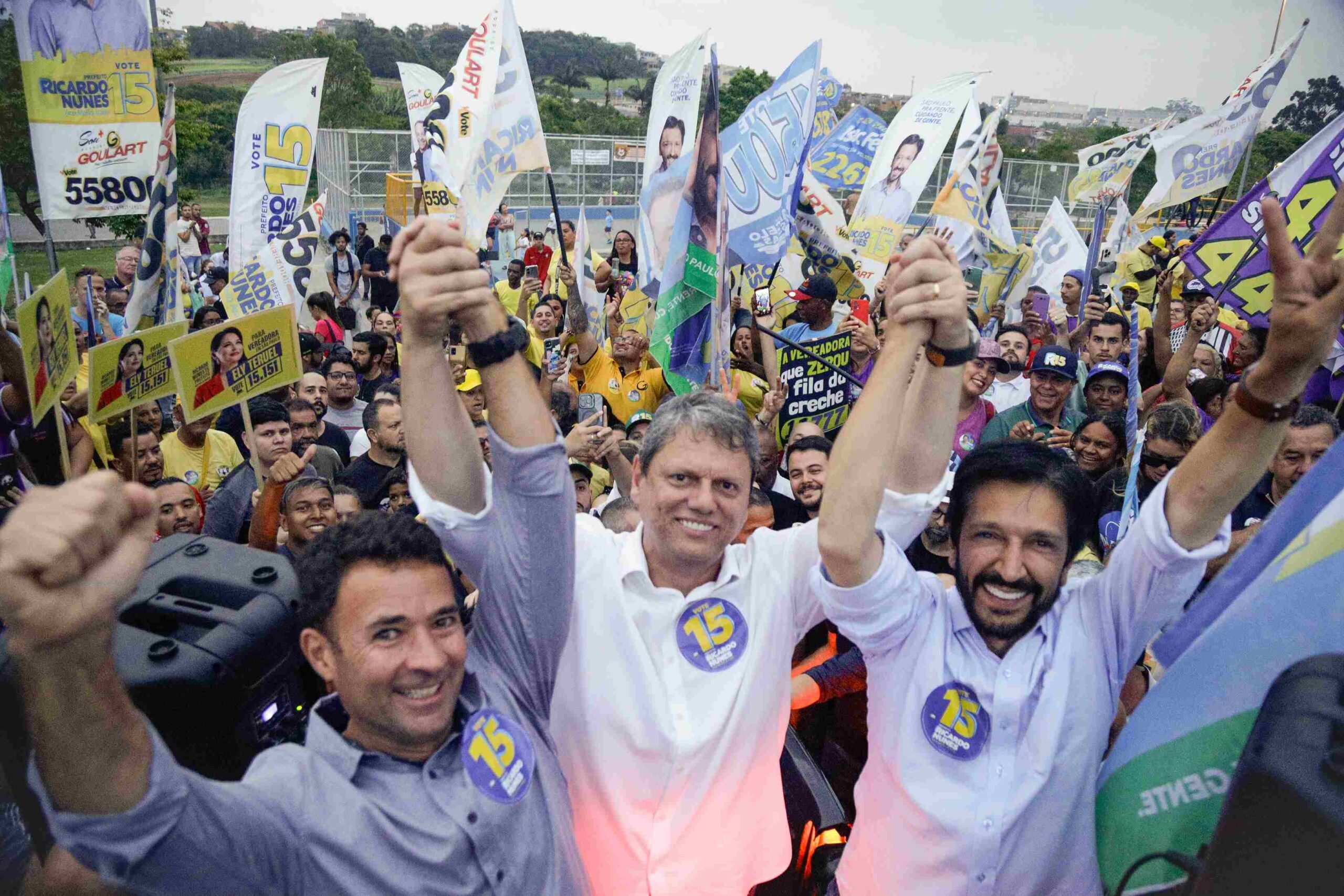 O governador de São Paulo, Tarcísio de Freitas (Republicanos, ao centro), cumpriu em 20 de setembro mais uma agenda ao lado do prefeito Ricardo Nunes (MDB, à direita) e seu candidato a vice, Ricardo Mello Araújo (PL, à esquerda) | Divulgação/MDB