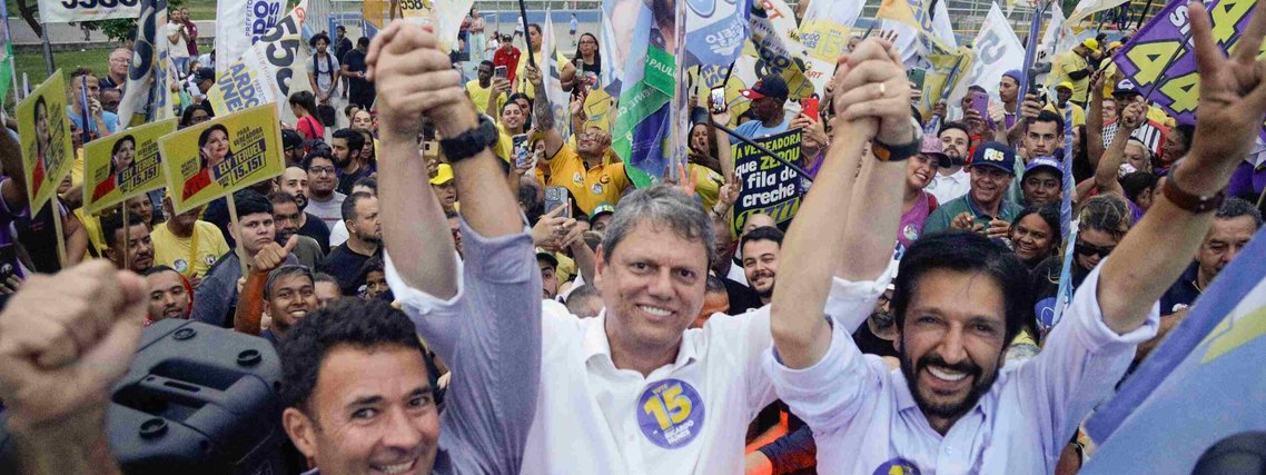 O governador de São Paulo, Tarcísio de Freitas (Republicanos, ao centro), cumpriu em 20 de setembro mais uma agenda ao lado do prefeito Ricardo Nunes (MDB, à direita) e seu candidato a vice, Ricardo Mello Araújo (PL, à esquerda) | Divulgação/MDB