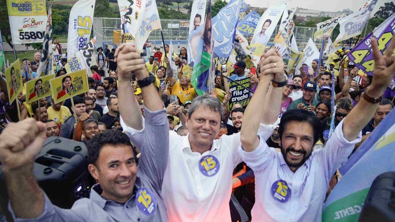 O governador de São Paulo, Tarcísio de Freitas (Republicanos, ao centro), cumpriu em 20 de setembro mais uma agenda ao lado do prefeito Ricardo Nunes (MDB, à direita) e seu candidato a vice, Ricardo Mello Araújo (PL, à esquerda) | Divulgação/MDB