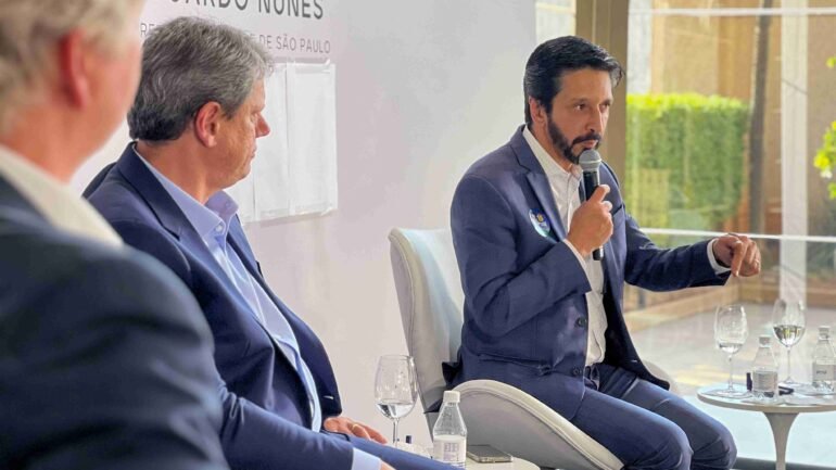 O prefeito Ricardo Nunes (MDB), em foco, acompanhado do governador Tarcísio de Freitas (Republicanos) em agenda na cidade de São Paulo | Divulgação/MDB