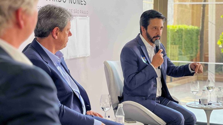 O prefeito Ricardo Nunes (MDB), em foco, acompanhado do governador Tarcísio de Freitas (Republicanos) em agenda na cidade de São Paulo | Divulgação/MDB