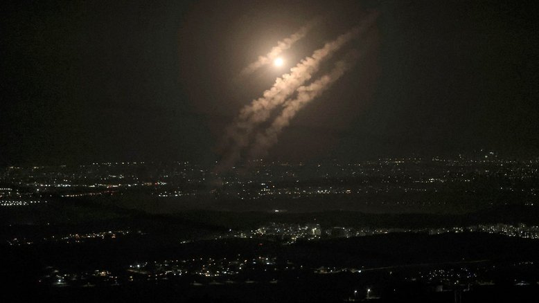 Em nova escalada de violência, Irã dispara mais de 180 mísseis contra Israel
