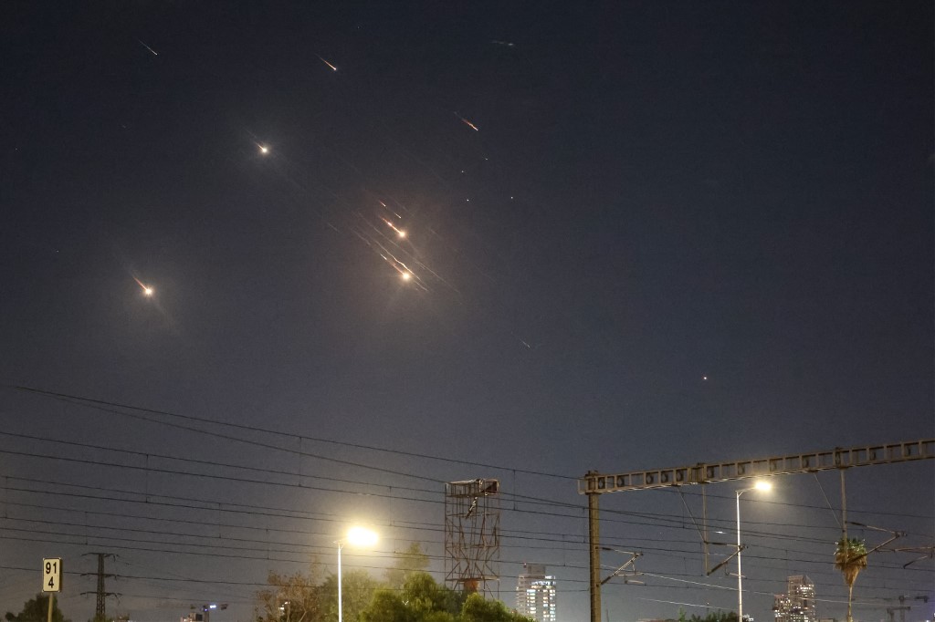 Imagem mostra projéteis sendo interceptados por Israel sobre Tel Aviv