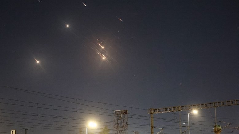 Imagem mostra projéteis sendo interceptados por Israel sobre Tel Aviv
