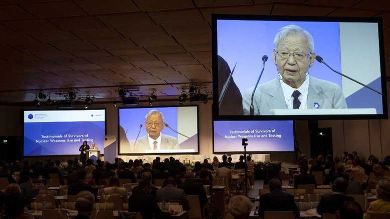 O japonês Kido Suechi, sobrevivente nuclear de 82 anos e secretário-geral da "Nihon Hidankyo" (confederação japonesa de vítimas das bombas A e H) fala durante a Conferência de Viena de 2022