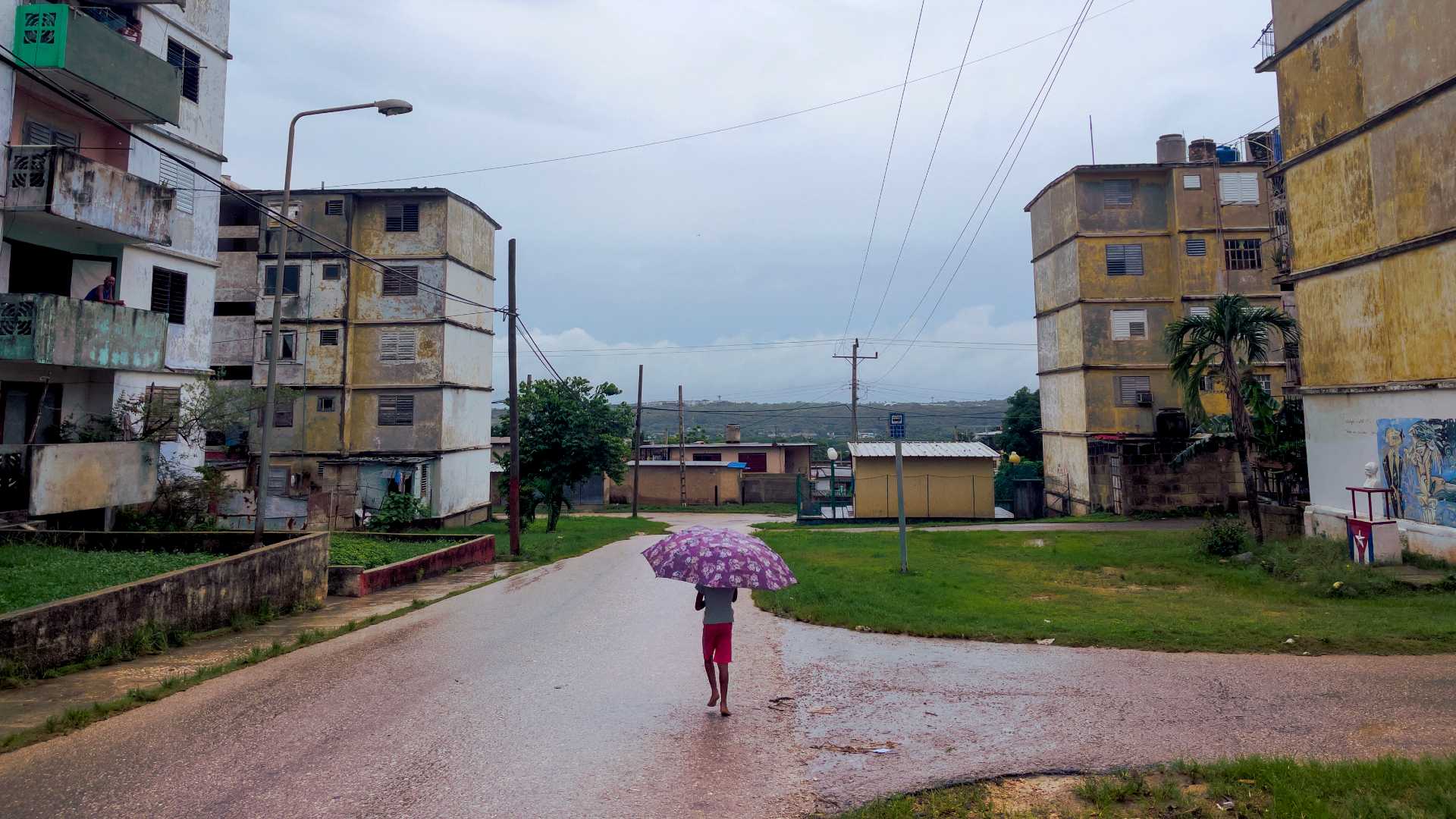 Uma criança caminha carregando um guarda-chuva em Matanzas, Cuba, em 18 de outubro de 2024, durante um apagão nacional causado por uma falha na rede. As avarias técnicas, a escassez de combustível e a elevada procura têm feito com que as centrais termoeléctricas do país falhem constantemente, obrigando o governo a declarar emergência energética e a tomar medidas como o encerramento de escolas e fábricas.