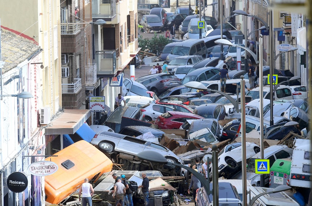 Carros empilhados após inundações em Sedavi, ao sul de Valência, leste da Espanha