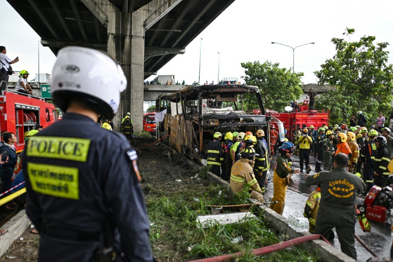 Incêndio em ônibus escolar deixa vários mortos na Tailândia