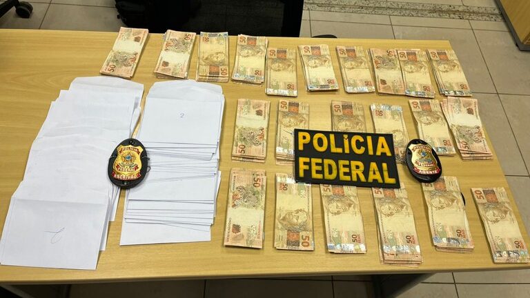 Foi apreendido mais de R$21 mil reais em espécie que estavam fracionados em envelopes numerados