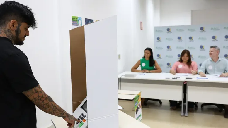 Simulação da eleição para demonstração do fluxo de votação, em uma seção eleitoral cenográfica, no Tribunal Regional Eleitoral de São Paulo