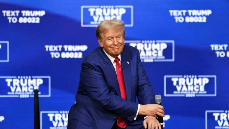 Trump interrompe comício para ouvir música e Kamala questiona saúde mental: 