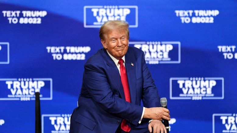 Trump interrompe comício para ouvir música e Kamala questiona saúde mental: 'Perdido, confuso'