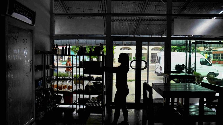 Mulher trabalha em restaurante durante apagão em Havana, Cuba | Norlys Perez/Reuters