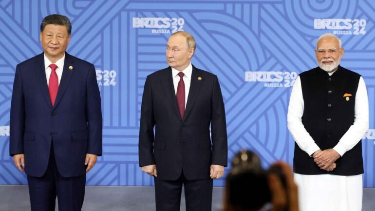 Presidentes da China, Xi Jinping, e da Rússia, Vladimir Putin, e primeiro-ministro da Índia, Narendra Modi, durante reunião de cúpula do Brics, na cidade russa de Kazan | Alexander Kazakov/Reuters