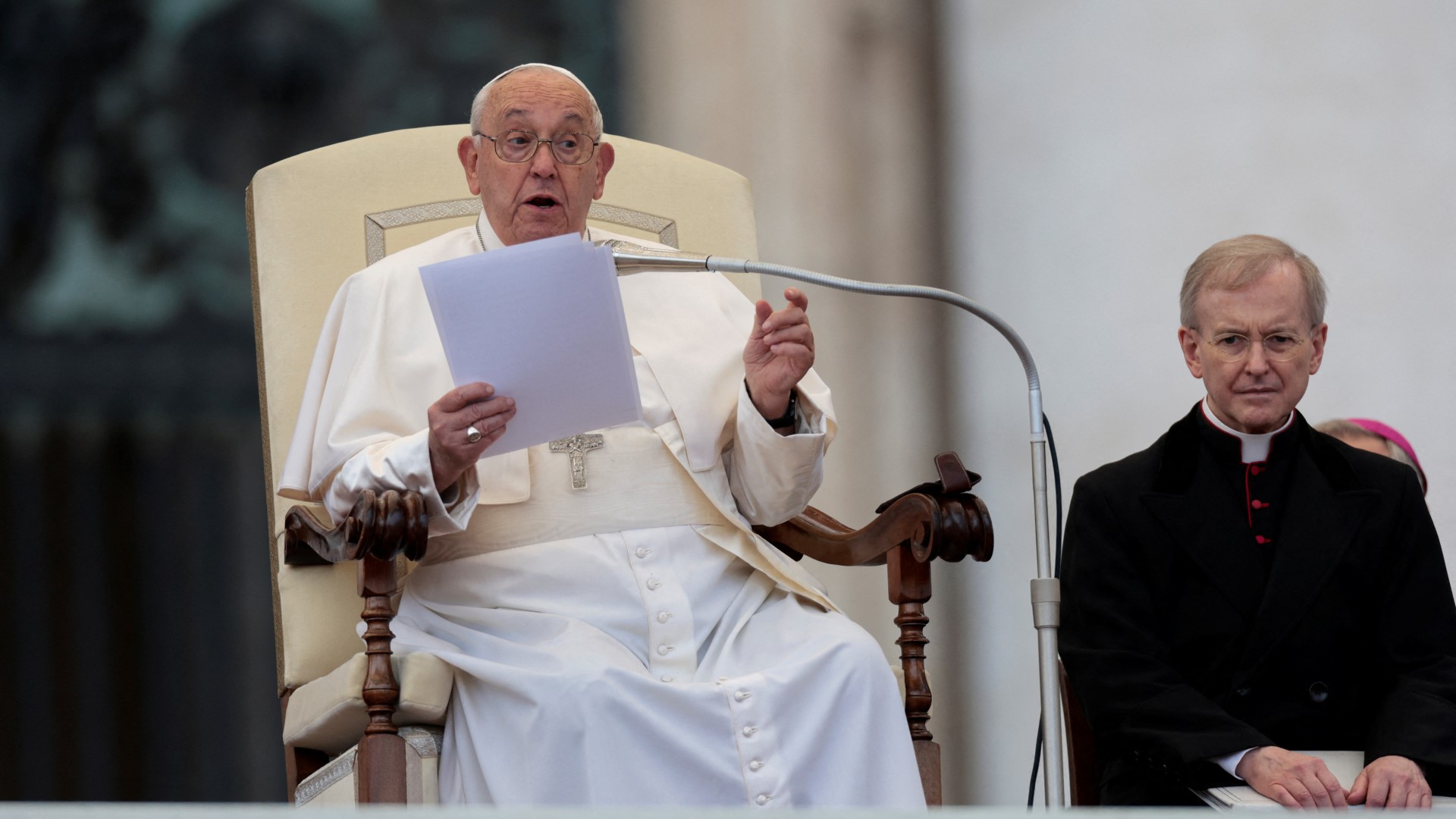 Papa Francisco pede que católicos abandonem "busca insana" por dinheiro