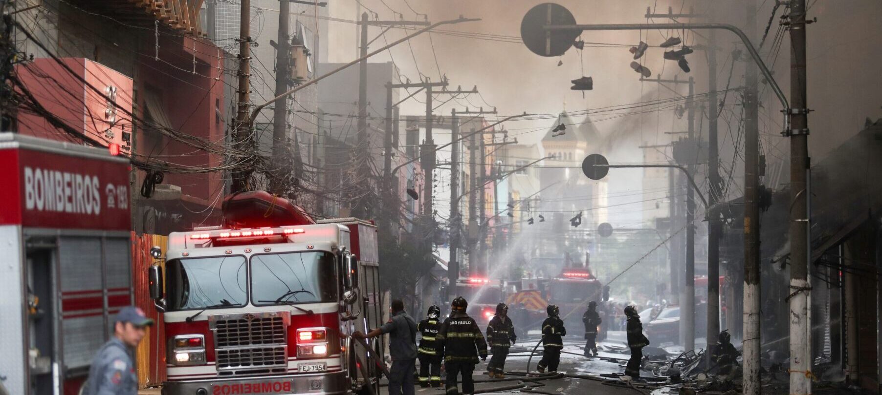 SP: incêndio de grandes proporções atinge shopping no Brás