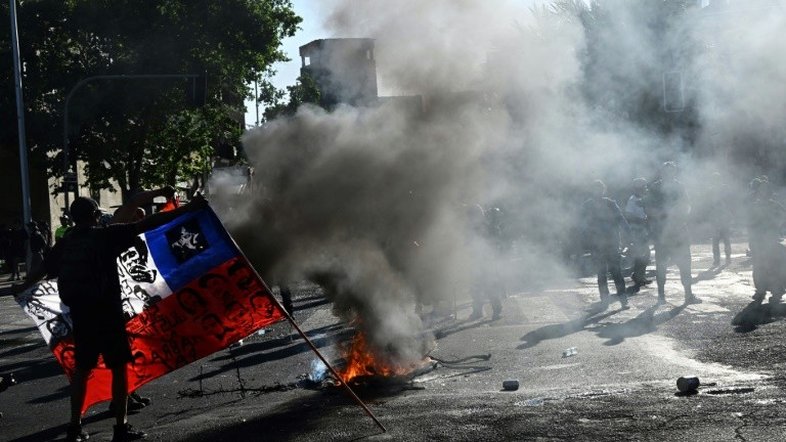 Centenas marcham no Chile para marcar 5 anos de 'explosão social'