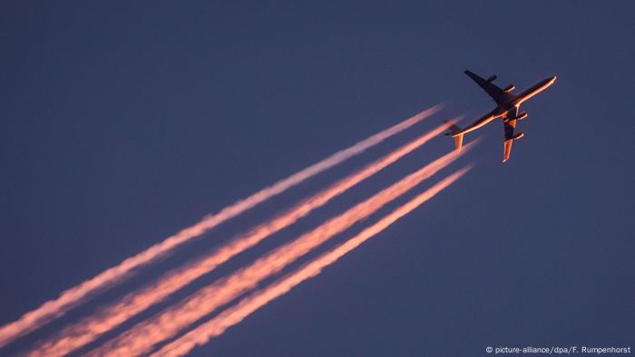 Rastros de aviões nos céus escondem ameaça para o clima