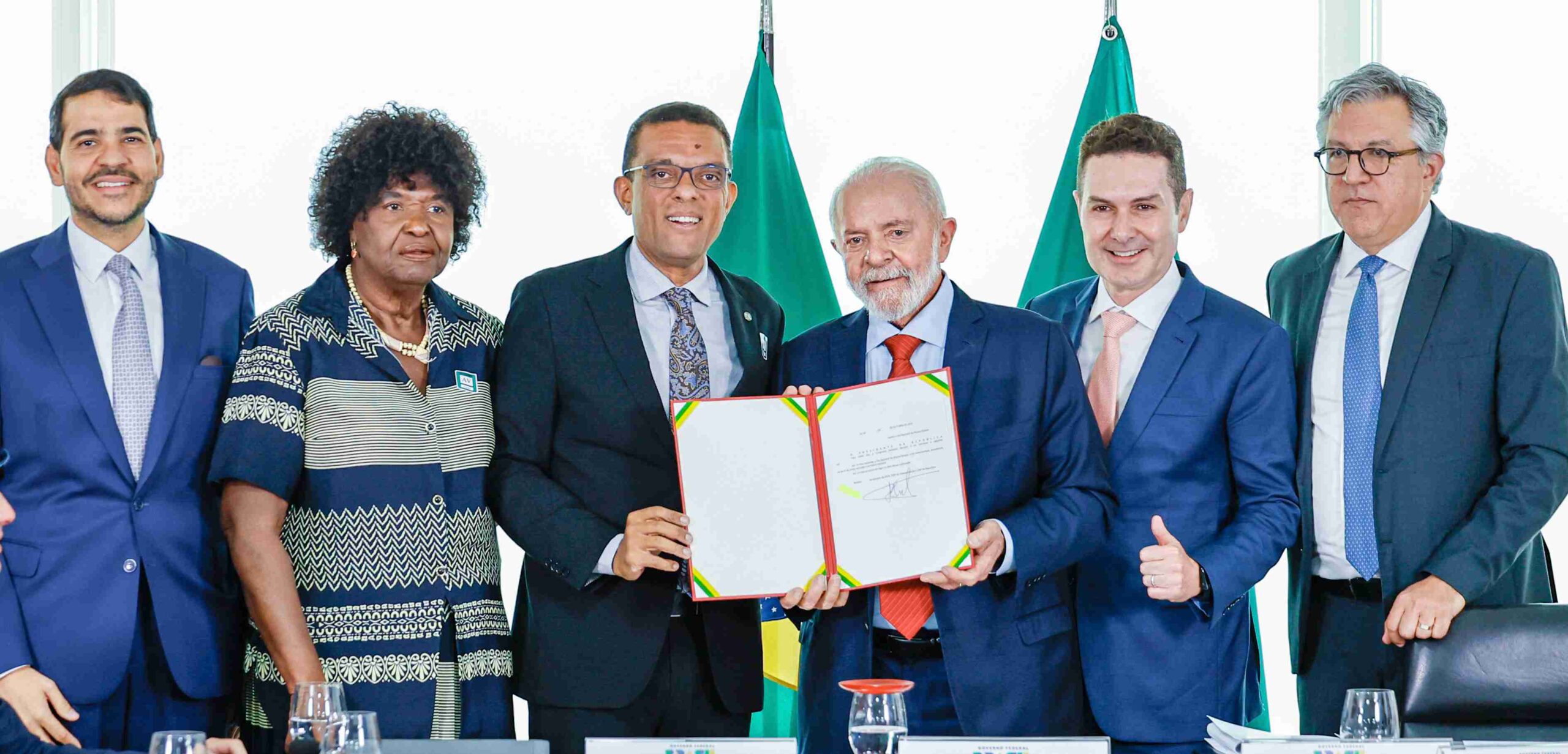 O deputado Otoni de Paula e o presidente Lula, ao centro, apresentam a sanção de Dia Nacional da Música Gospel: aceno religioso | Ricardo Stuckert/PR