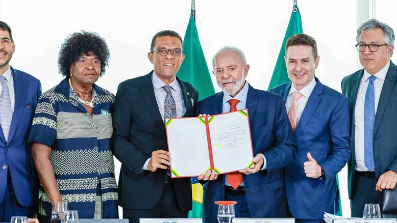 O deputado Otoni de Paula e o presidente Lula, ao centro, apresentam a sanção de Dia Nacional da Música Gospel: aceno religioso | Ricardo Stuckert/PR