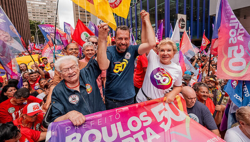 Sem Lula e com Dirceu, Boulos e Marta fazem caminhada na Paulista no último dia de campanha antes do segundo turno