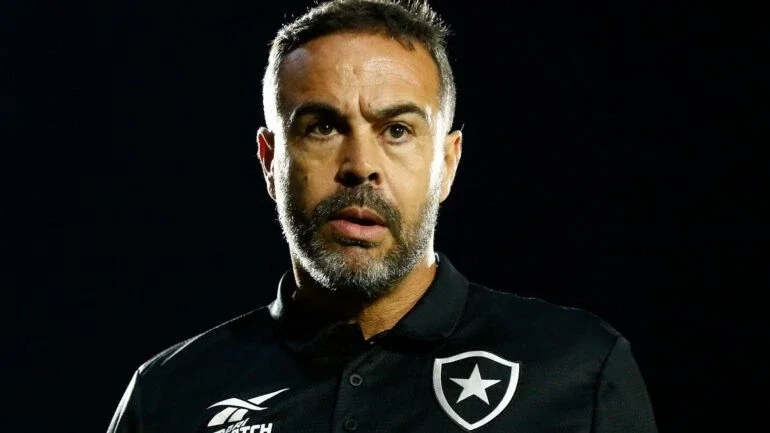 Botafogo indica permanência de Artur Jorge e revela 