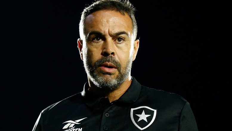 Botafogo indica permanência de Artur Jorge e revela 'generoso bônus' por títulos conquistados