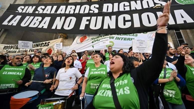 Milhares vão às ruas na Argentina pela universidade pública e contra ajuste de Milei