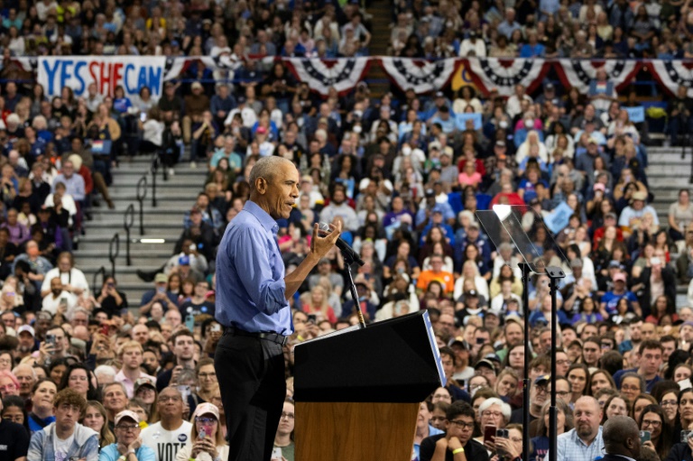 Obama ataca 'loucura' de Trump e pede 'virada de página' com Kamala